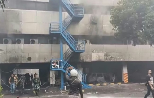 Gedung ACC Dekat Mako Brimob Kwitang Dibakar dan Dijarah, Kepulan Asap Membumbung